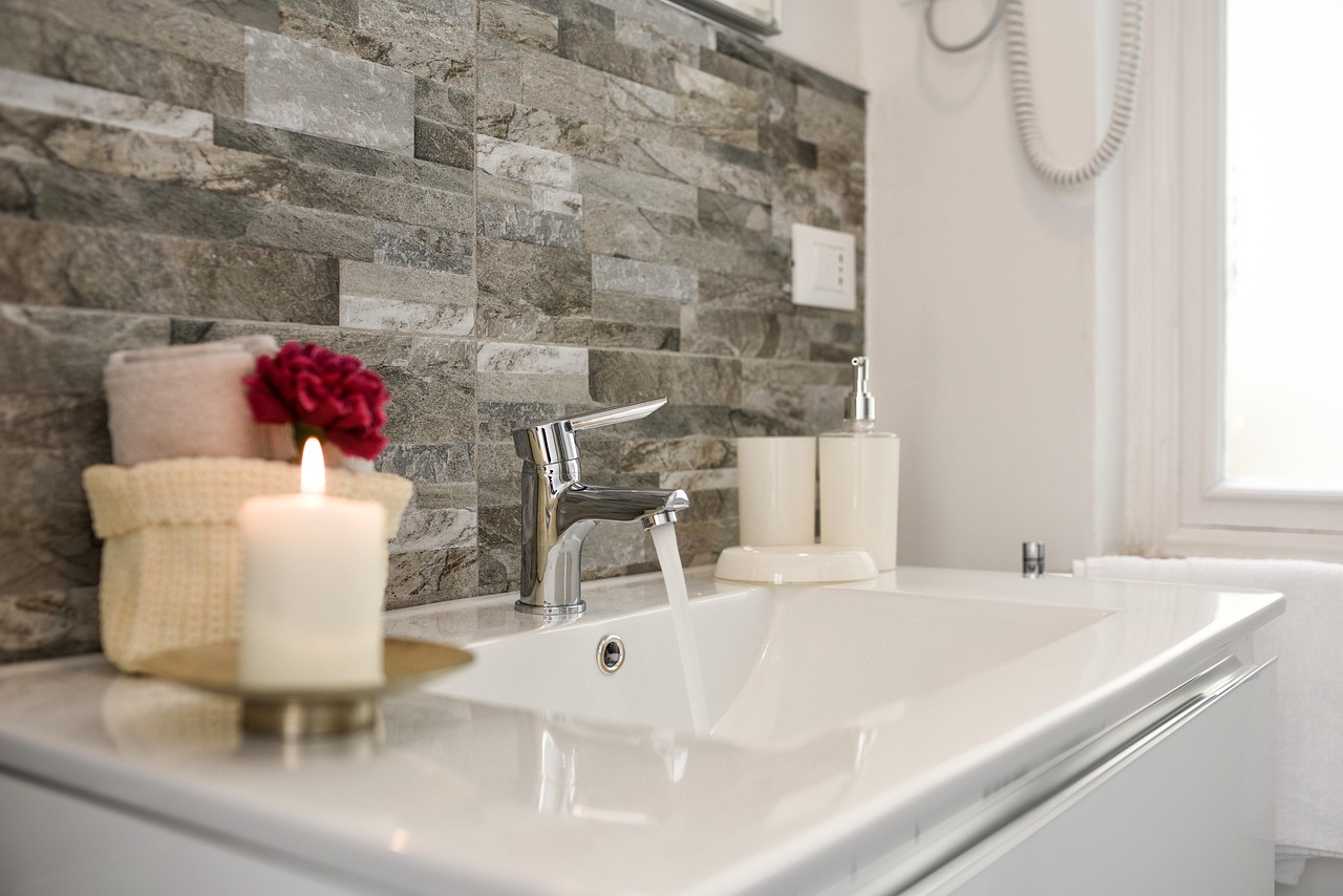 Interieur met zwevende kaarsen als accent
