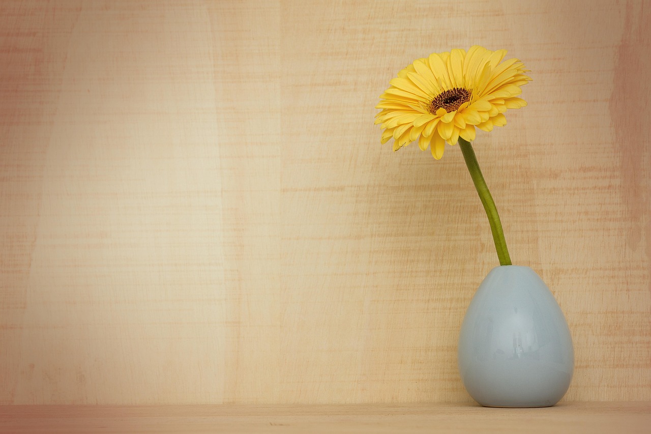 Zomers kleurpalet in woonkamer met decor updates.