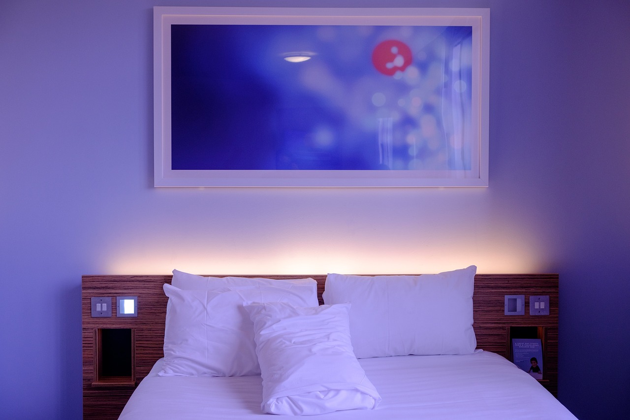 Comfortabel bed met stijlvol zomerdecor.