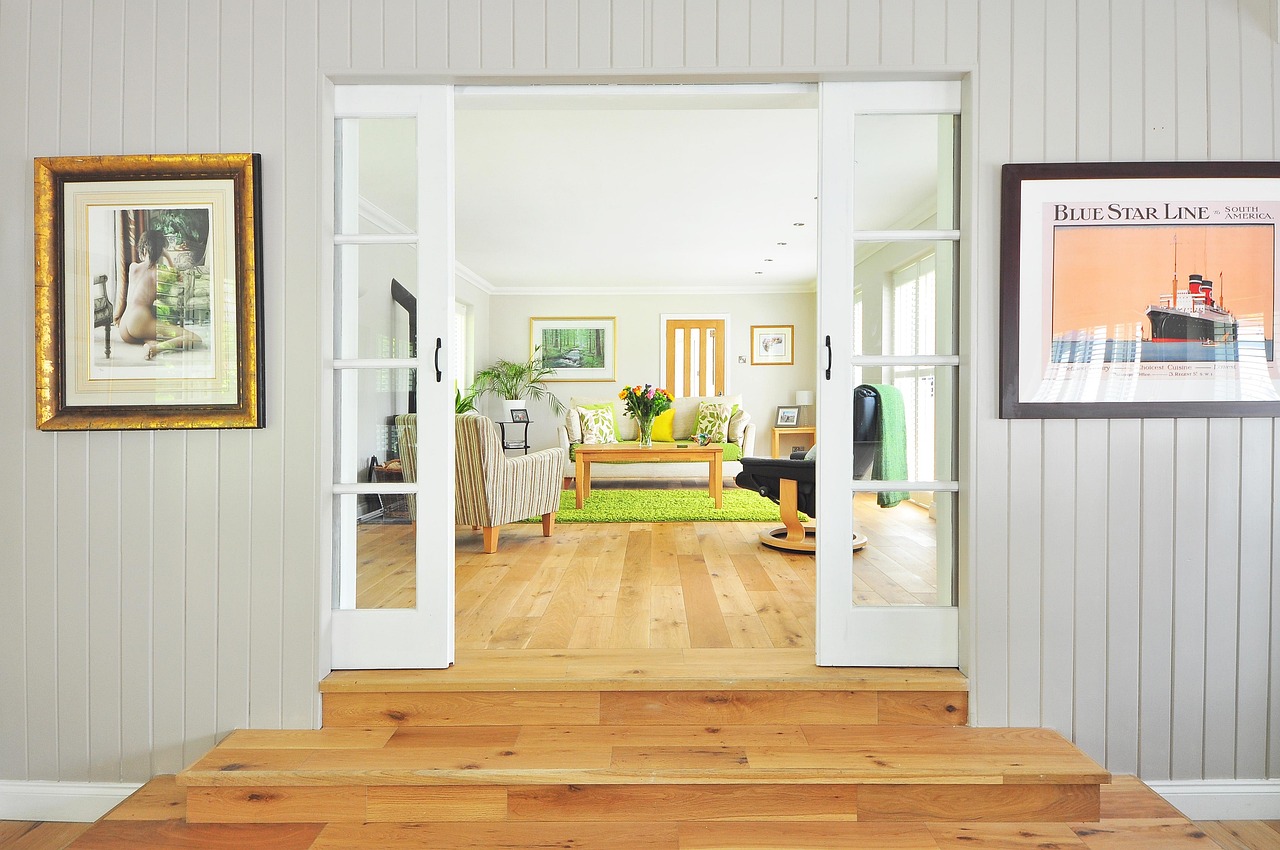 Stijlvolle woonkamer met terrazzo decoraties.