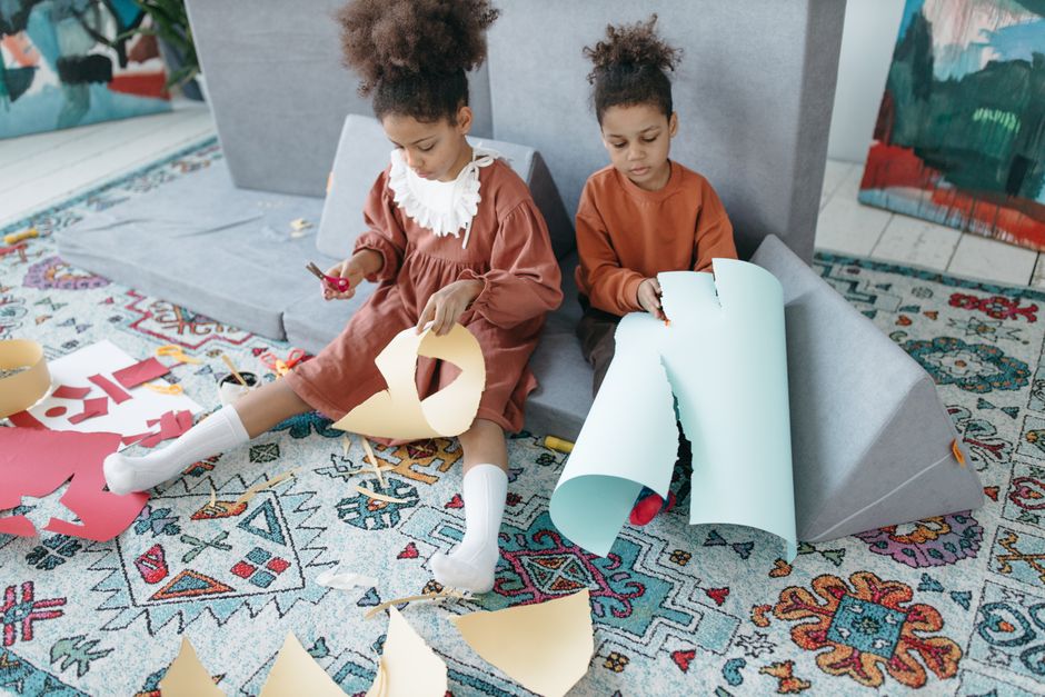 Kindertuin versierd met gezellige DIY tipi's.
