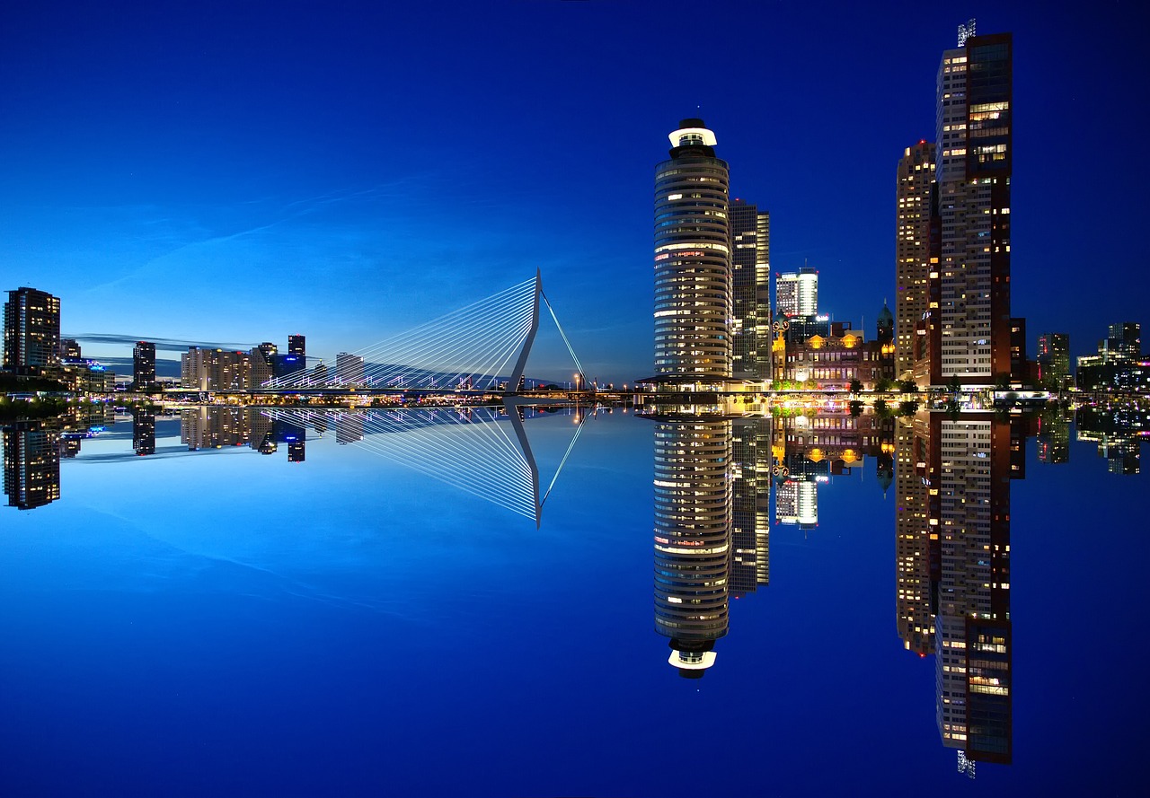 Futuristische Rotterdamse poster met iconische Kubuswoningen Futuristische Rotterdamse poster met iconische Kubuswoningen