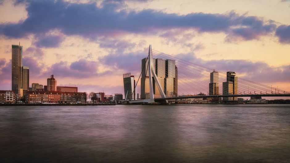 Kleurrijke poster van Rotterdam met de Erasmusbrug Kleurrijke poster van Rotterdam met de Erasmusbrug