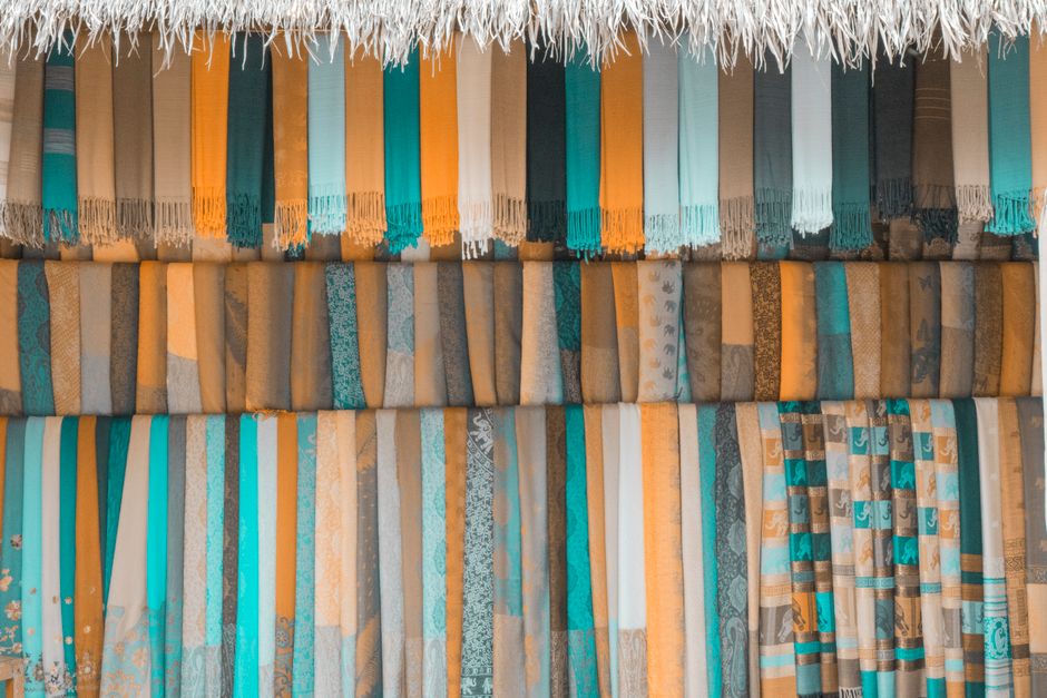 Natuurlijke materialen gebruiken voor boho-gordijnen. Natuurlijke materialen gebruiken voor boho-gordijnen.