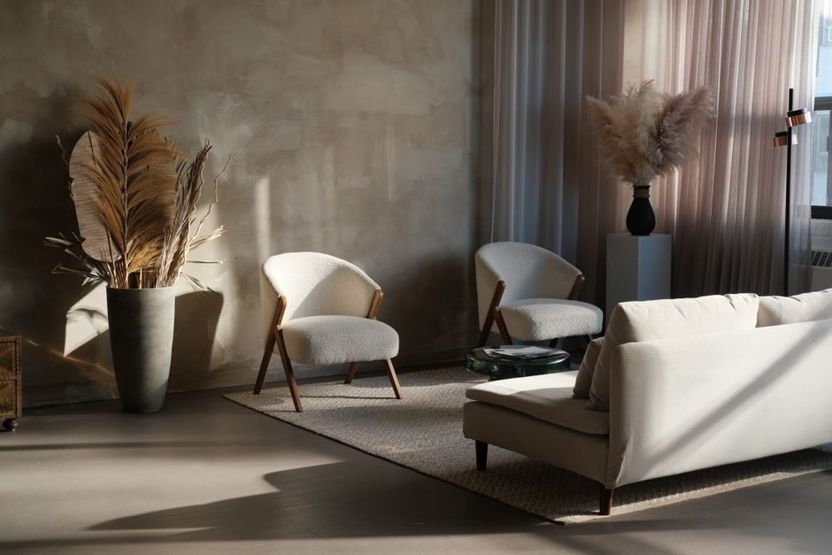 Lichte woonkamer met Japandi stijl en planten. Lichte woonkamer met Japandi stijl en planten.