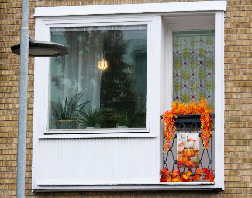 Warme kleuren en dekens op herfstbalkon. Warme kleuren en dekens op herfstbalkon.