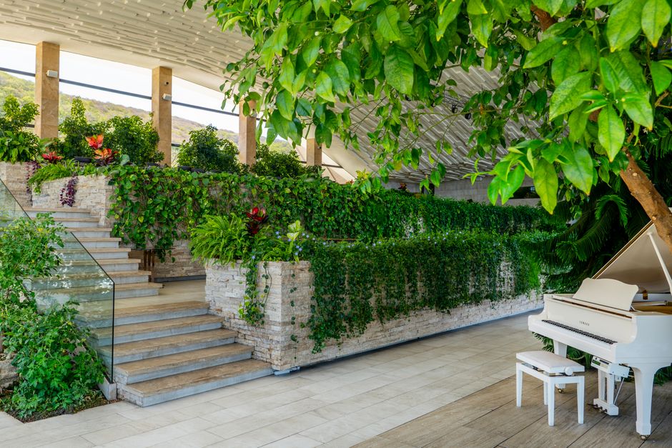 Stadsbuurt met geluiddempend groene landscaping.