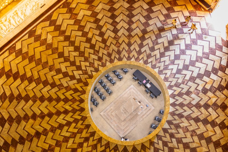 Interieur met vloeiende kleurverbindingen.