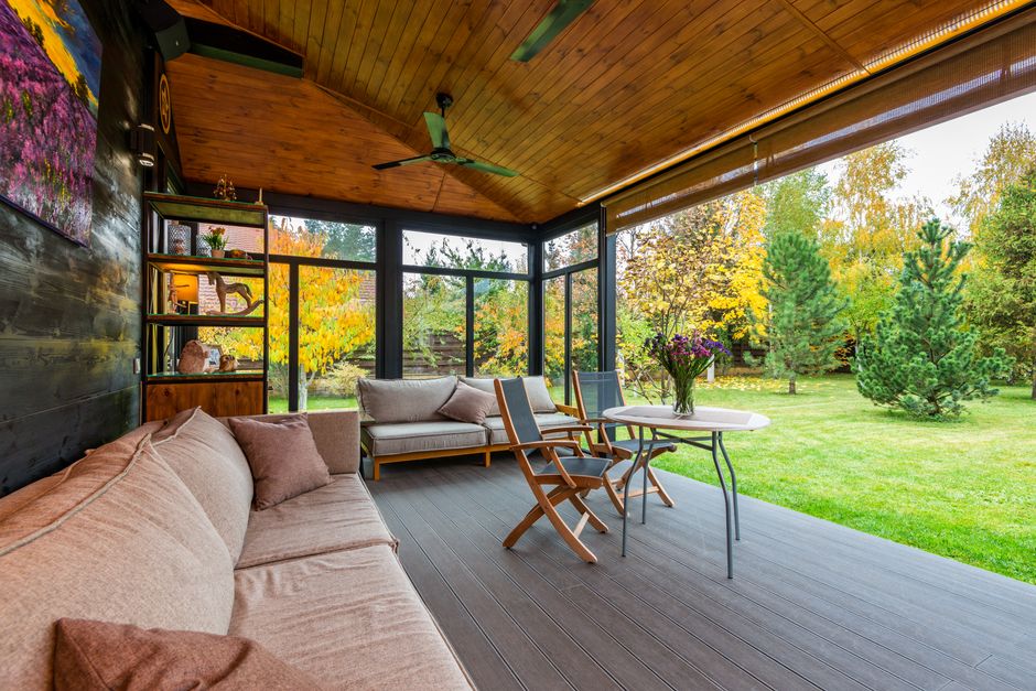 Gezellige herfstdecoratie op veranda tafel. Gezellige herfstdecoratie op veranda tafel.