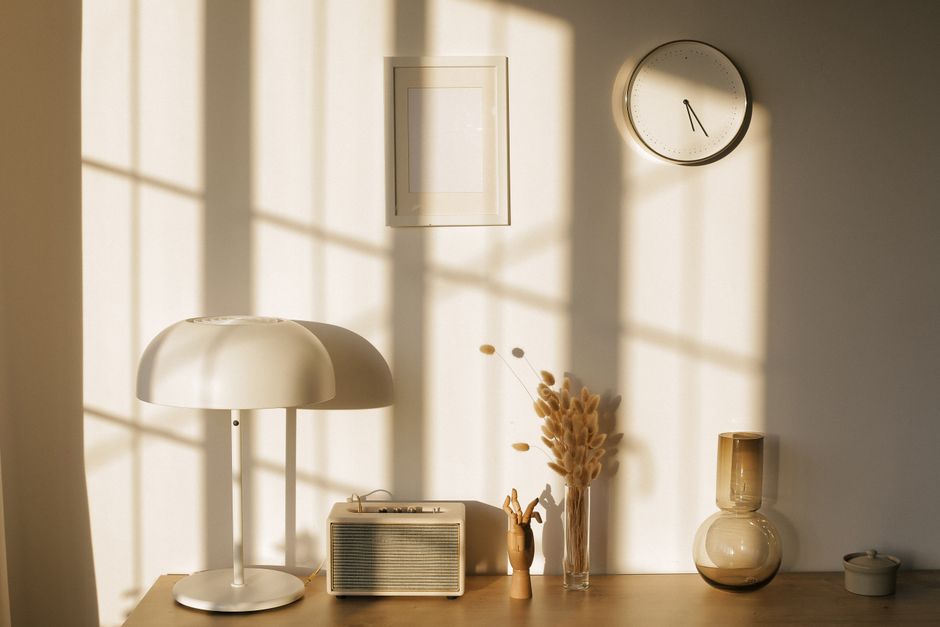 Spiegel reflecteert zonlicht in lichte noordkamer. Spiegel reflecteert zonlicht in lichte noordkamer.